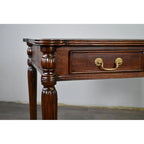 Bureau victorien en acajou massif, brun foncé / brun clair, avec plateau en cuir noir et 3 tiroirs – Unité simple