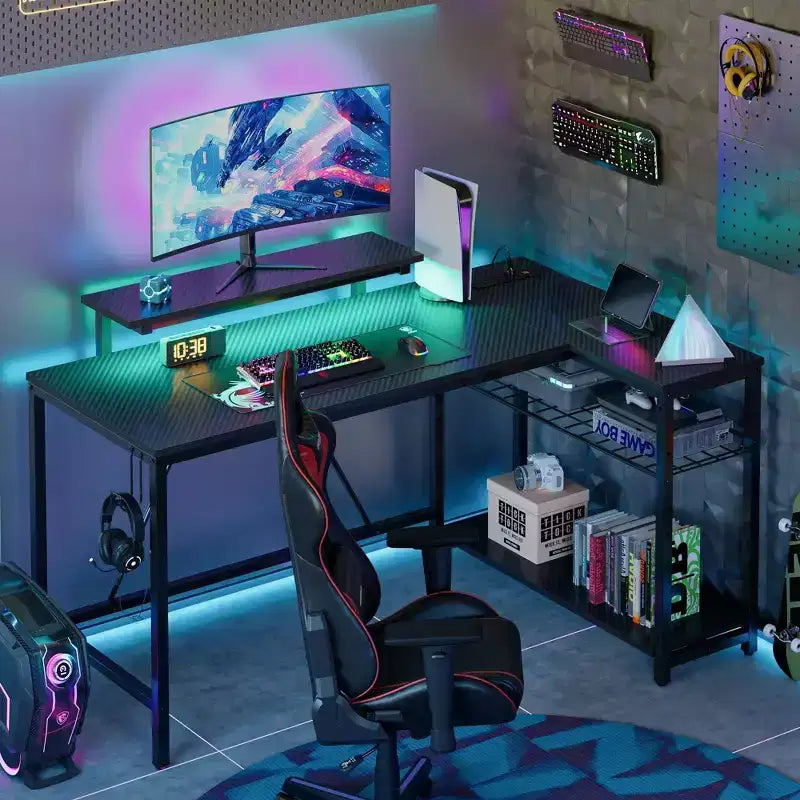 Bureau Gaming de 132 cm avec éclairage LED, Bureau d'angle en forme de L avec prise de courant et support de moniteur, Bureau d'ordinateur d'angle