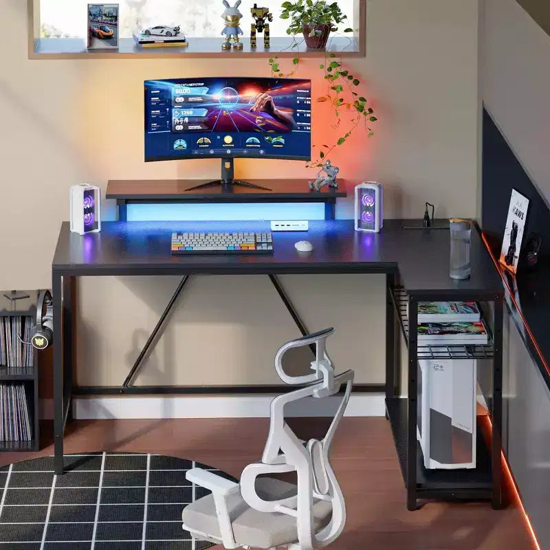 Bureau Gaming de 132 cm avec éclairage LED, Bureau d'angle en forme de L avec prise de courant et support de moniteur, Bureau d'ordinateur d'angle