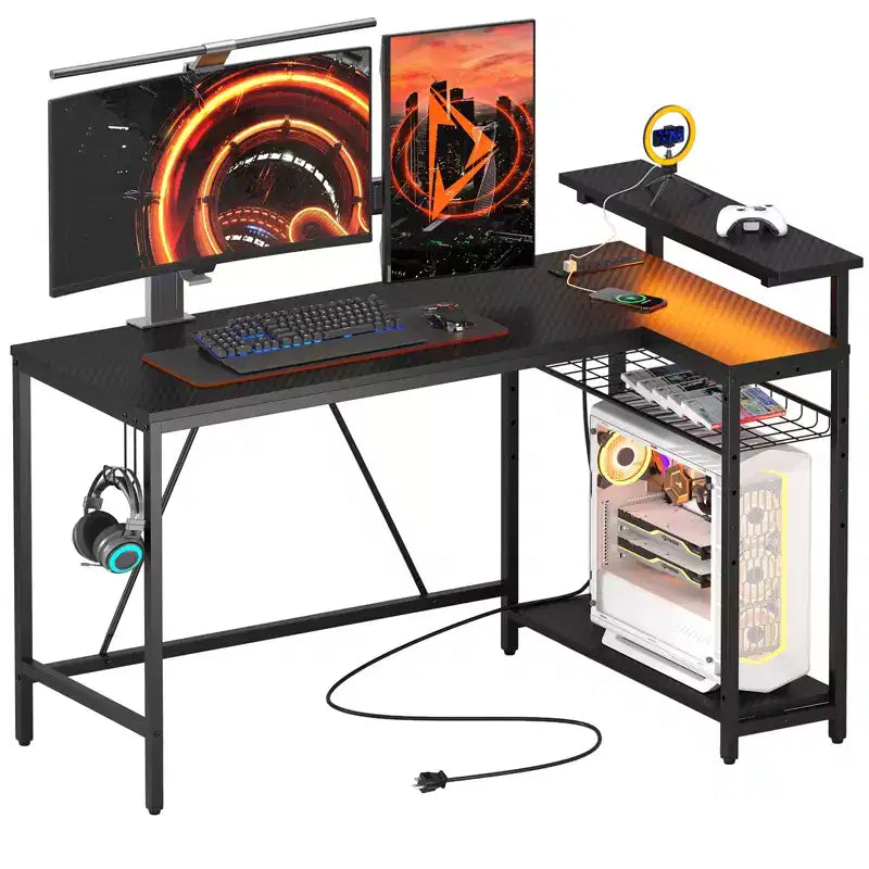 Bureau Gaming de 132 cm avec éclairage LED, Bureau d'angle en forme de L avec prise de courant et support de moniteur, Bureau d'ordinateur d'angle