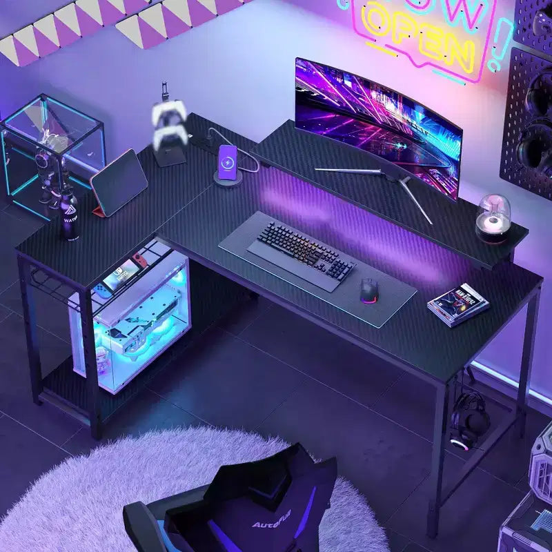 Bureau Gaming de 132 cm avec éclairage LED, Bureau d'angle en forme de L avec prise de courant et support de moniteur, Bureau d'ordinateur d'angle