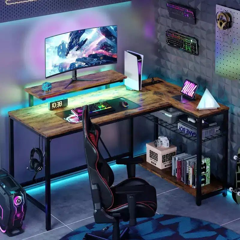 Bureau Gaming de 132 cm avec éclairage LED, Bureau d'angle en forme de L avec prise de courant et support de moniteur, Bureau d'ordinateur d'angle