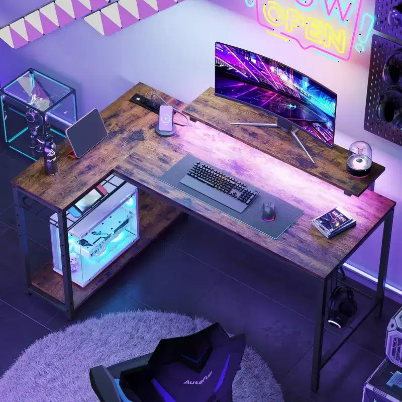 Bureau Gaming de 132 cm avec éclairage LED, Bureau d'angle en forme de L avec prise de courant et support de moniteur, Bureau d'ordinateur d'angle