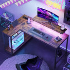 Bureau Gaming de 132 cm avec éclairage LED, Bureau d'angle en forme de L avec prise de courant et support de moniteur, Bureau d'ordinateur d'angle