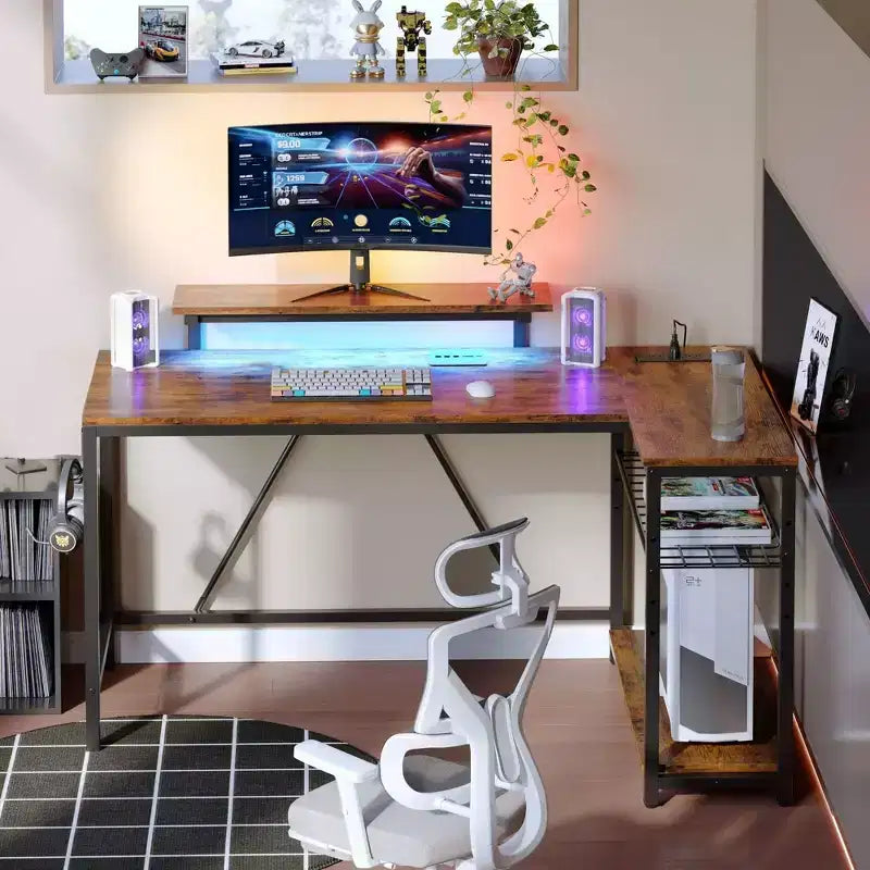 Bureau Gaming de 132 cm avec éclairage LED, Bureau d'angle en forme de L avec prise de courant et support de moniteur, Bureau d'ordinateur d'angle