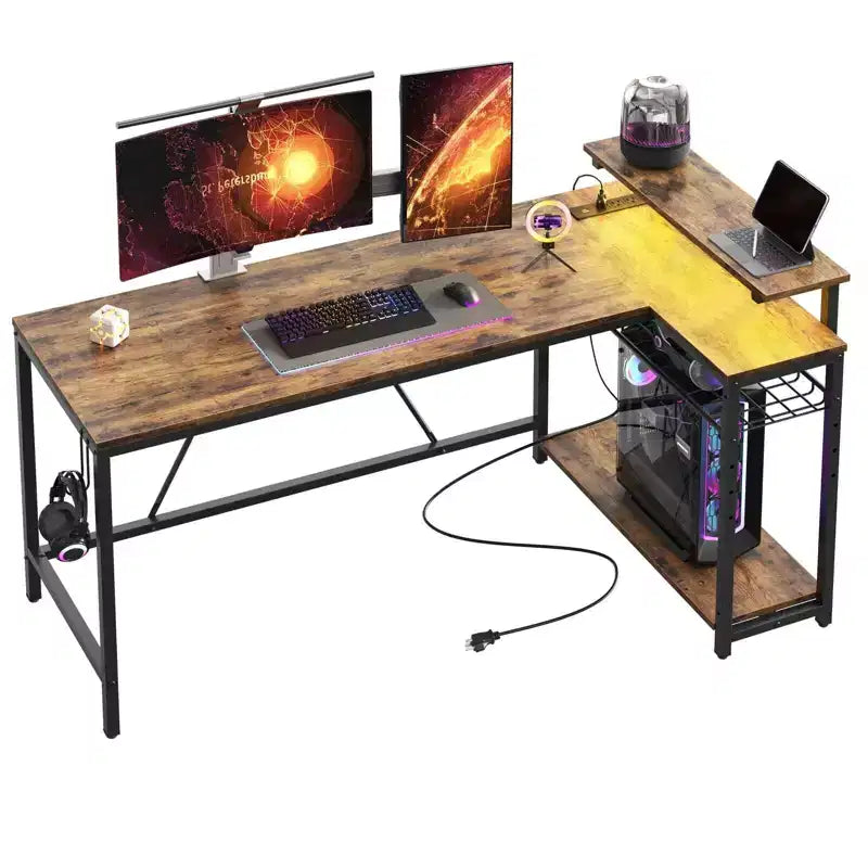 Bureau Gaming de 132 cm avec éclairage LED, Bureau d'angle en forme de L avec prise de courant et support de moniteur, Bureau d'ordinateur d'angle