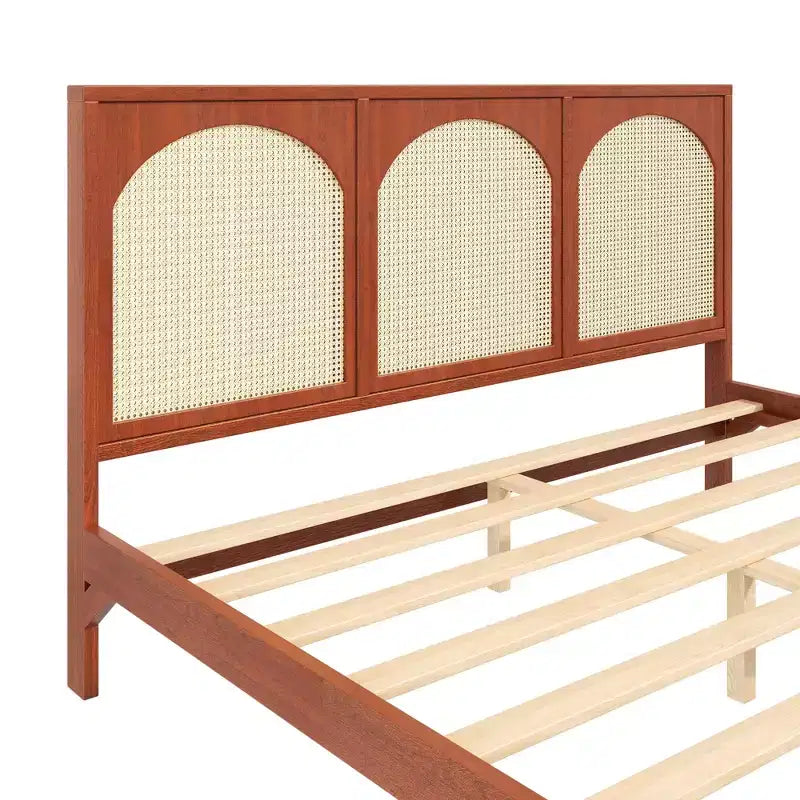 Lit plateforme en bois avec tête de lit en rotin arqué