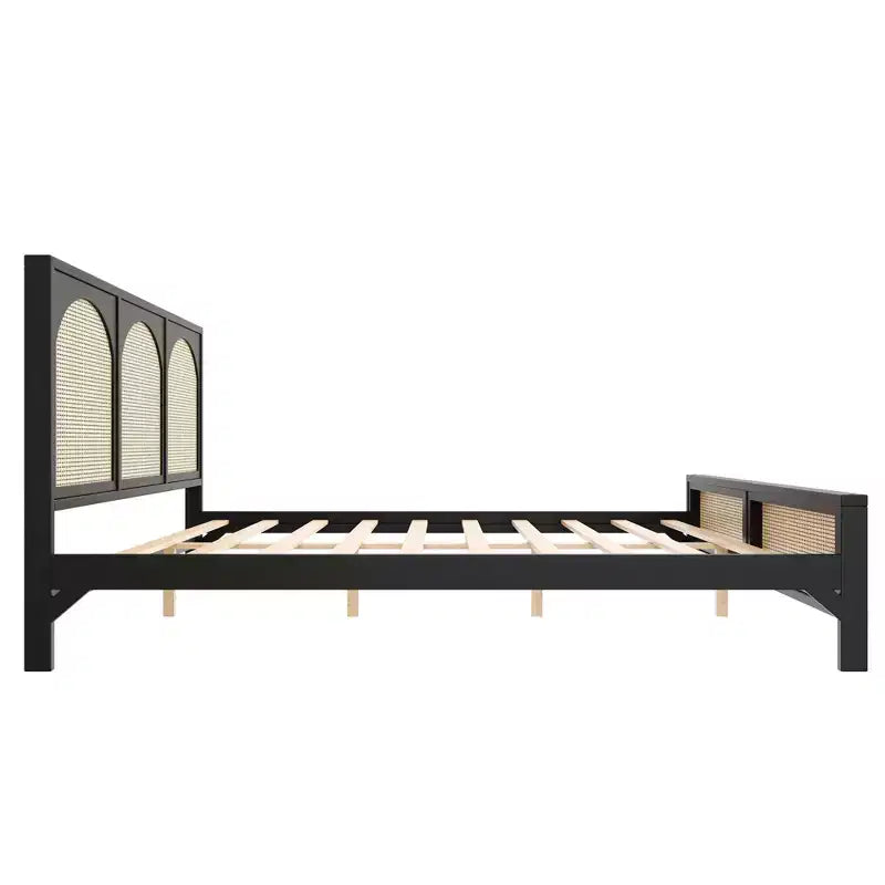 Lit plateforme en bois avec tête de lit en rotin arqué