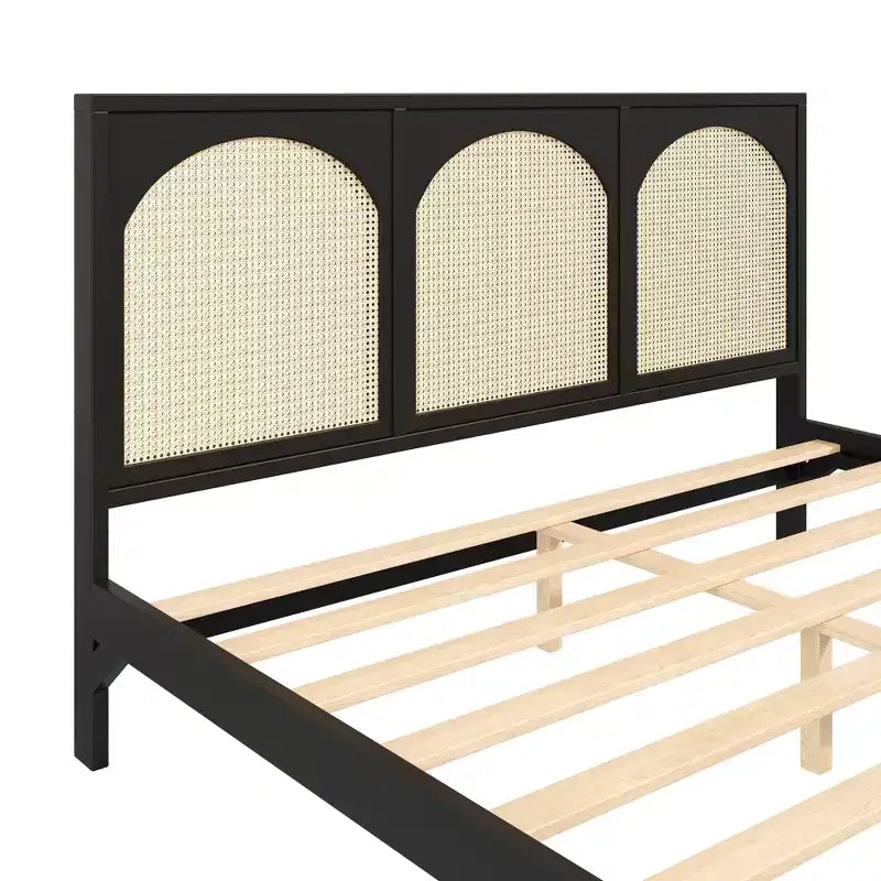 Lit plateforme en bois avec tête de lit en rotin arqué