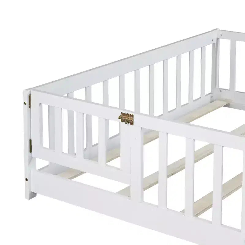 Lit au sol pleine grandeur avec clôture et porte pour chambre d'enfant