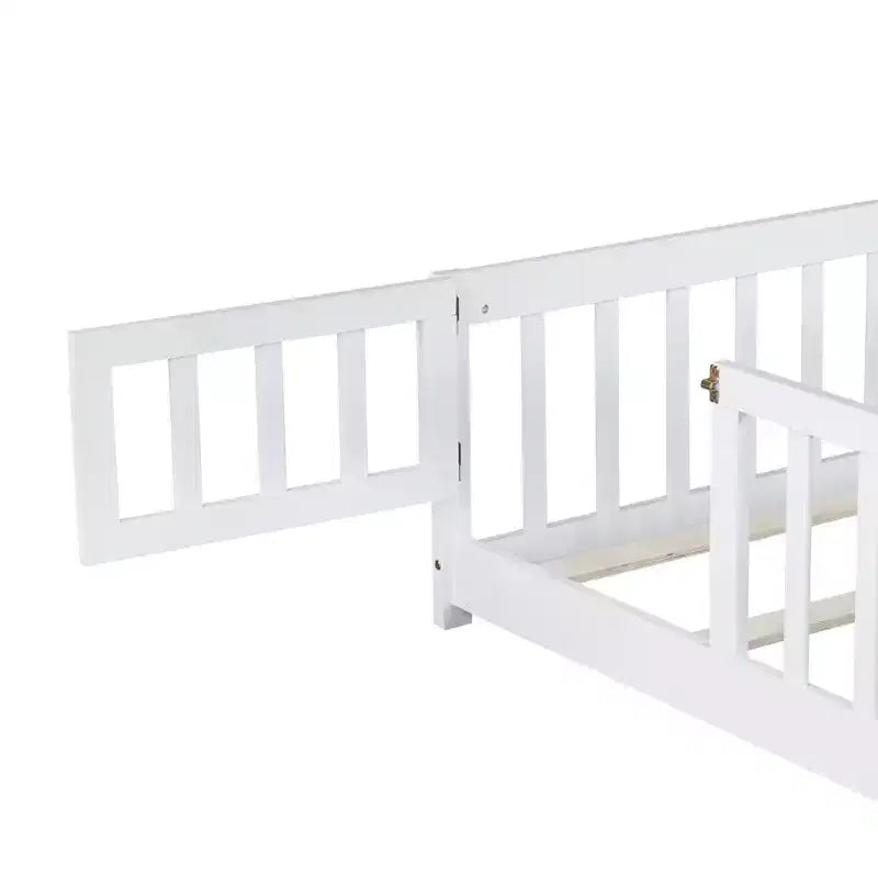 Lit au sol pleine grandeur avec clôture et porte pour chambre d'enfant