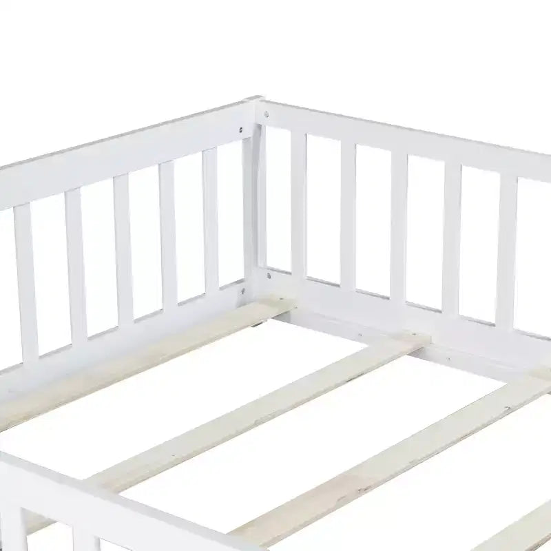 Lit au sol pleine grandeur avec clôture et porte pour chambre d'enfant