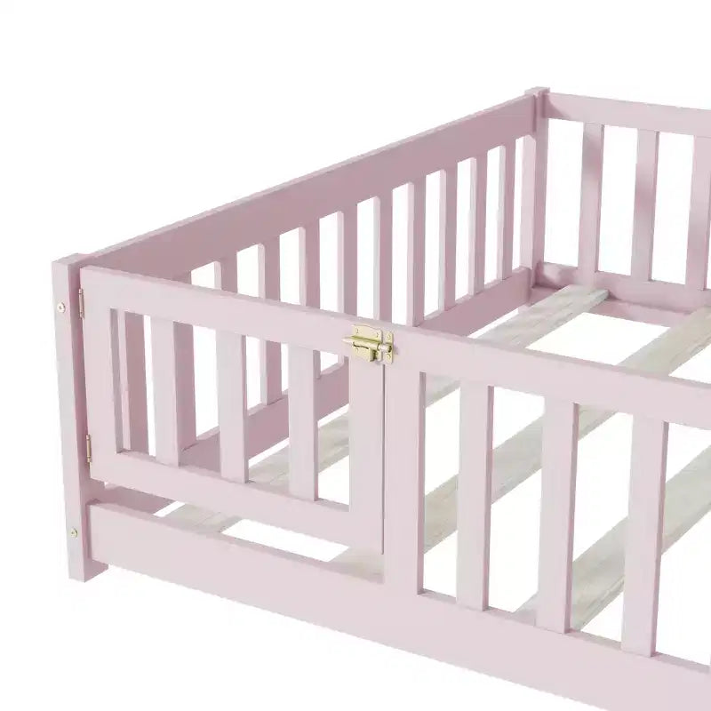 Lit au sol pleine grandeur avec clôture et porte pour chambre d'enfant
