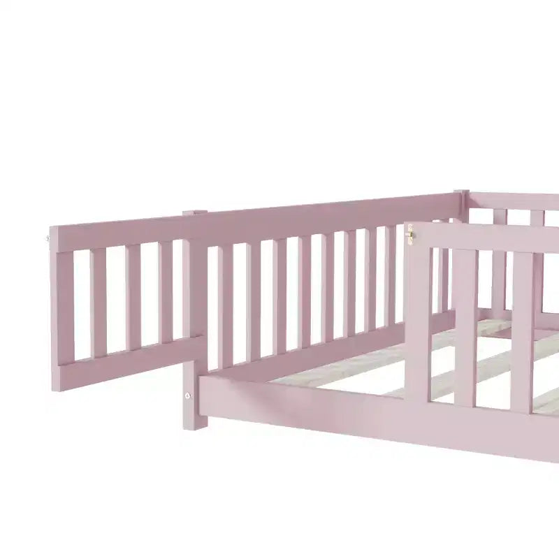 Lit au sol pleine grandeur avec clôture et porte pour chambre d'enfant