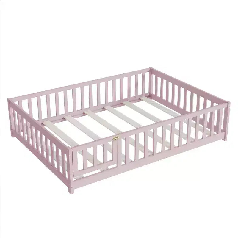 Lit au sol pleine grandeur avec clôture et porte pour chambre d'enfant