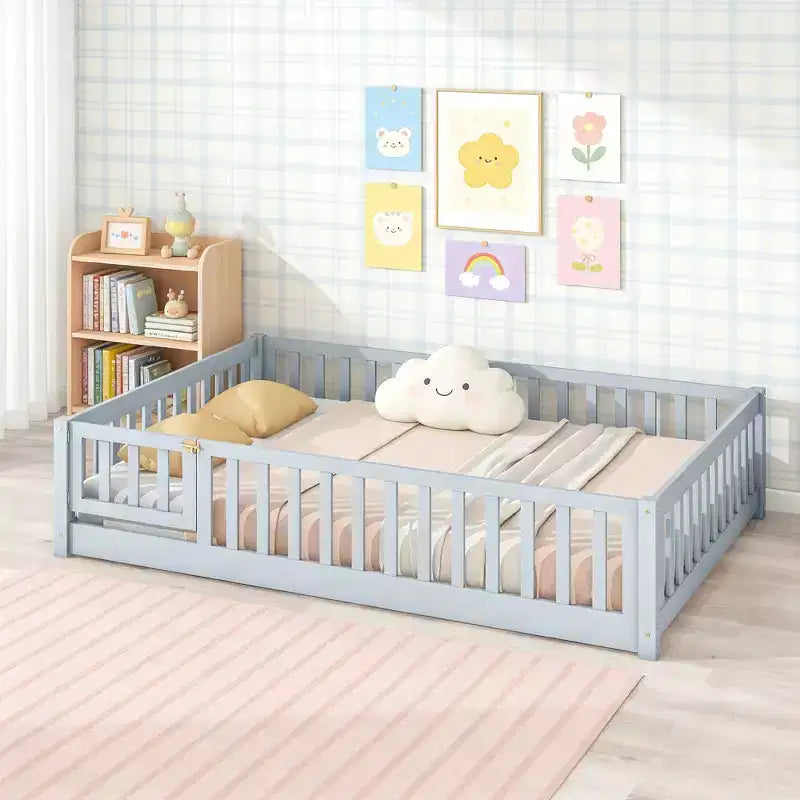 Lit au sol pleine grandeur avec clôture et porte pour chambre d'enfant