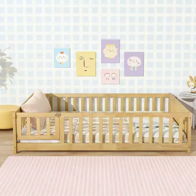 Lit au sol pleine grandeur avec clôture et porte pour chambre d'enfant