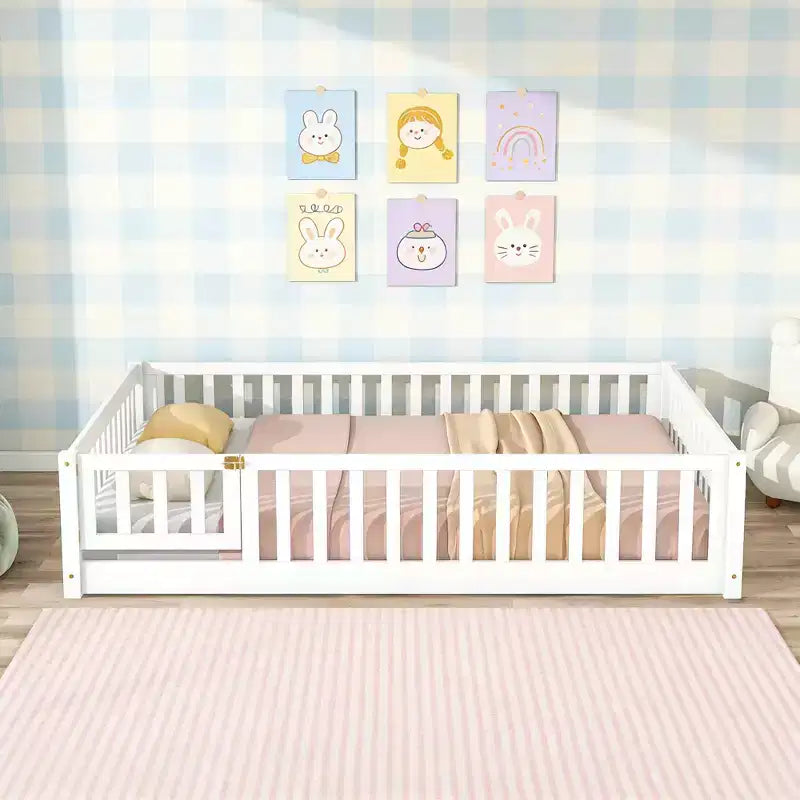 Lit au sol pleine grandeur avec clôture et porte pour chambre d'enfant