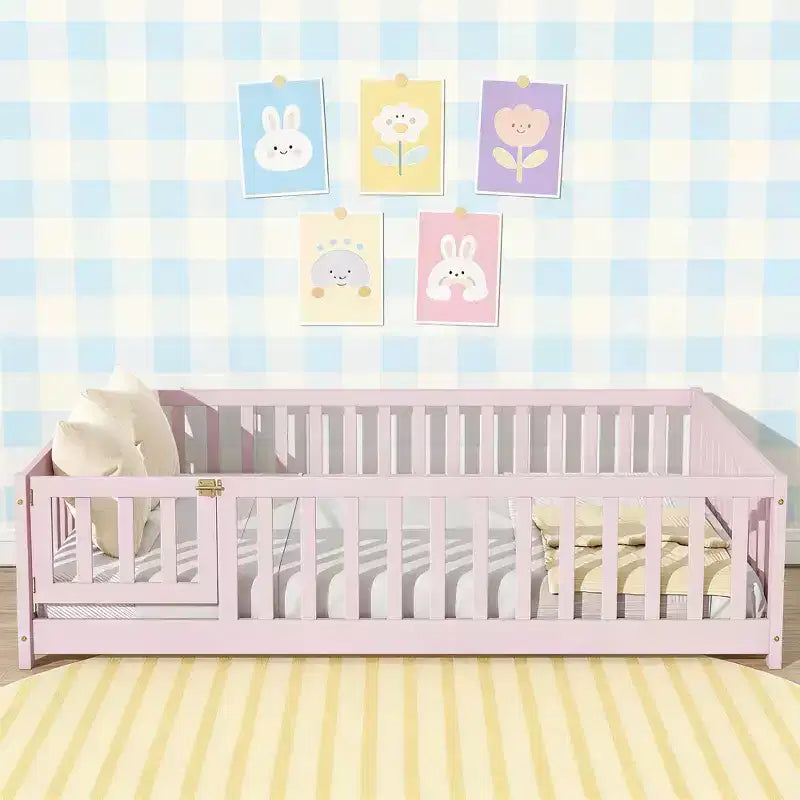 Lit au sol pleine grandeur avec clôture et porte pour chambre d'enfant